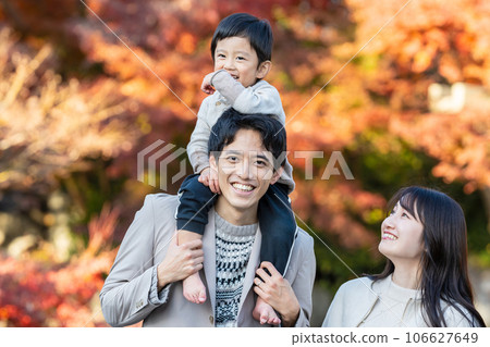 家庭在秋天公園玩 106627649