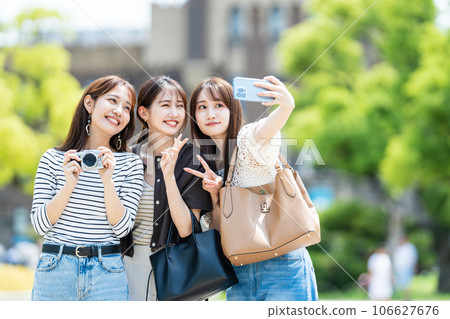Girls' trip smartphone selfie Girls' trip smartphone selfie 106627676