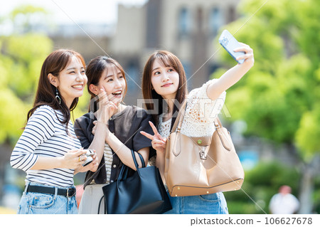 少女旅行智能手機自拍 106627678