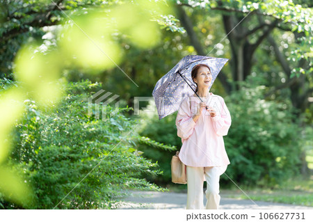 帶著遮陽傘行走的高級女人 106627731