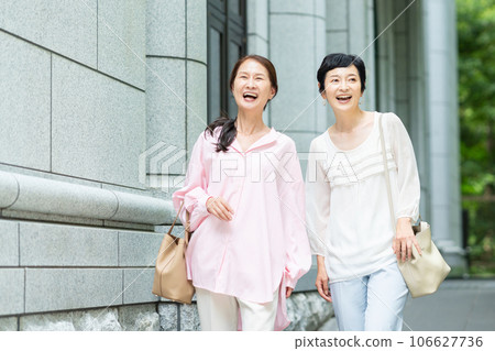 中年婦女與朋友外出 106627736