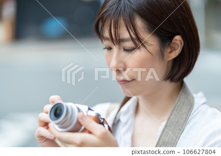 A woman holding a camera A woman traveling A woman sightseeing in Chinatown 106627804