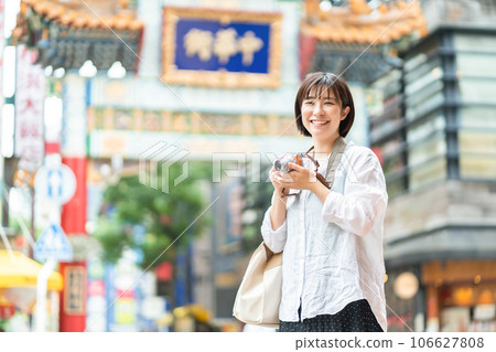 拿著相機的女人 旅行的女人 唐人街觀光的女人 拿著相機的女人 旅行的女人 唐人街觀光的女人 106627808