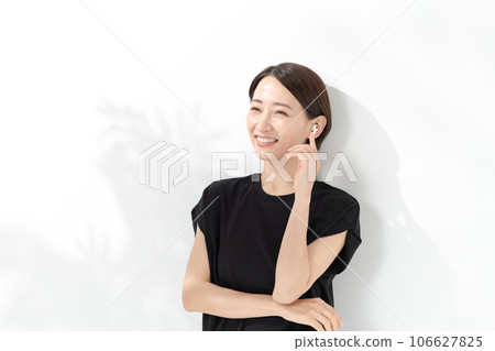 戴著耳機微笑的女人 戴著耳機微笑的女人 106627825