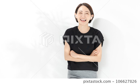 戴著耳機微笑的女人 戴著耳機微笑的女人 106627826