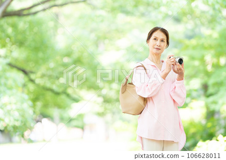 Senior women with camera 106628011