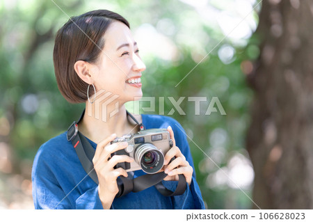 一個女人拍一張照片 一個女人拍一張照片 106628023
