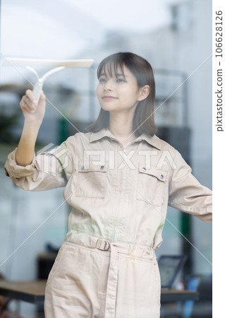 一名女工作人員正在清潔窗戶 106628126