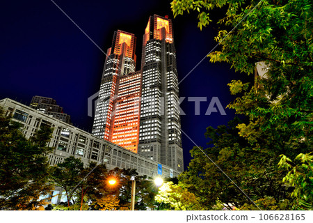 染成橙色的東京都廳和東京都議會大廈的夜景 染成橙色的東京都廳和東京都議會大廈的夜景 106628165