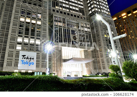 染成橙色的東京都廳和東京都議會大廈的夜景 106628174