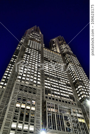 染成橙色的東京都廳和東京都議會大廈的夜景 106628175