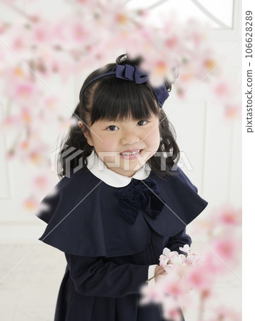 Girl at elementary school entrance ceremony with cherry blossoms blooming 106628289