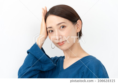 A woman holding her head 106628315