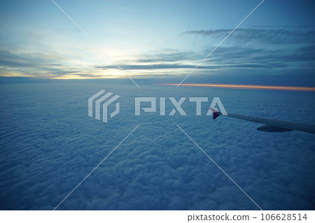 從飛過頭頂的客機拍攝的日落前的雲海(2022 年 5 月) 從飛過頭頂的客機拍攝的日落前的雲海(2022 年 5 月) 106628514