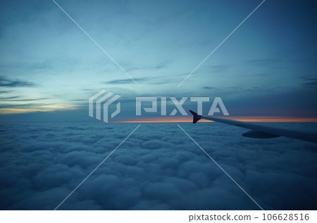 從飛過頭頂的客機拍攝的日落前的雲海(2022 年 5 月) 從飛過頭頂的客機拍攝的日落前的雲海(2022 年 5 月) 106628516