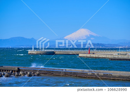 View of Mt.Fuji and the white and red lighthouse from Enoshima Benten Bridge in Katase Kaigan, Fujisawa City, Kanagawa Prefecture 106628990