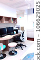 兒科檢查室的一台電腦和一把椅子 106629025