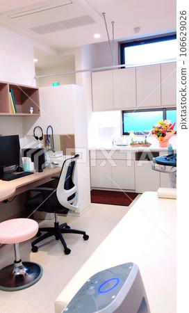 兒科檢查室的電腦和檢查台 106629026