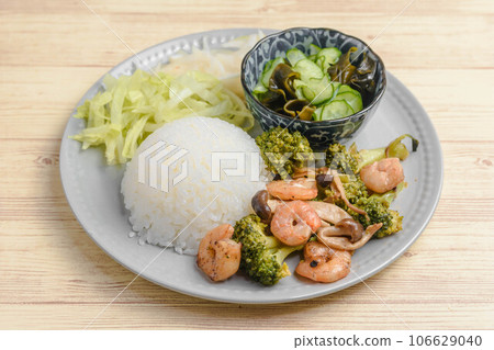 Shrimp and broccoli stir-fried lunch 106629040