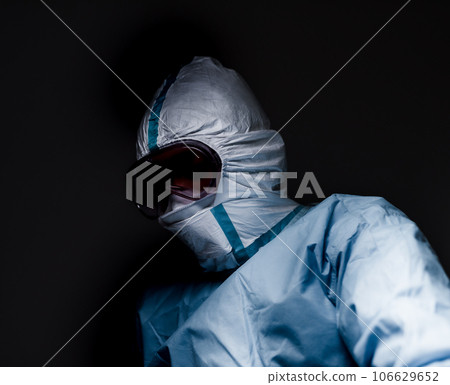 穿防護服的男子用於傳染病控制 106629652