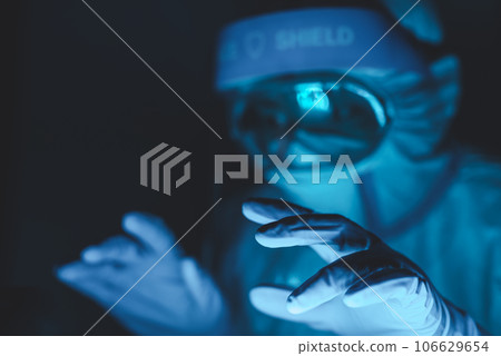 穿防護服的男子用於傳染病控制 106629654