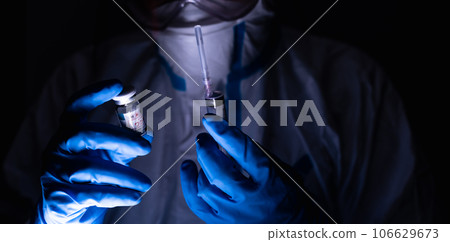 穿防護服的男子用於傳染病控制 106629673