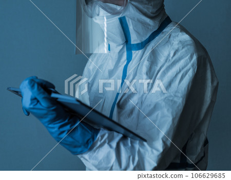 穿防護服的男子用於傳染病控制 106629685