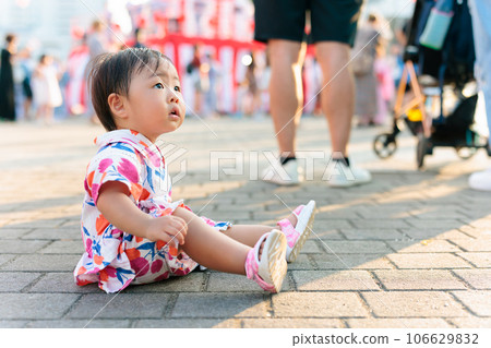 A baby sitting at a festival Falling down Lost child Anxiety 106629832