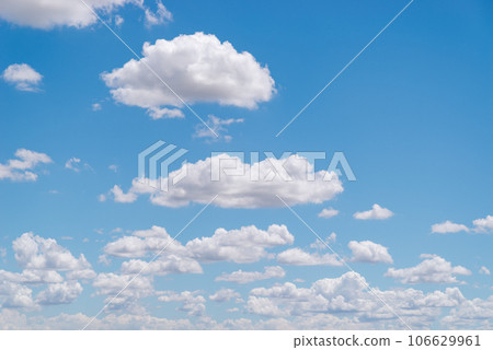 夏末藍天漂浮的許多積雲背景素材 A-3 淺色調 106629961