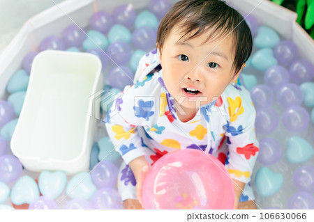 1-year-old's pool debut Playing in the pool at home 1-year-old's pool debut Playing in the pool at home 106630066