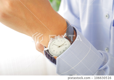 Hand of a man getting ready (watch) 106630516