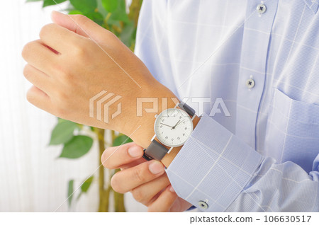 Hand of a man getting ready (watch) 106630517