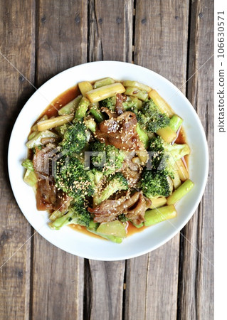 蠔油炒西蘭花、蘆筍和豬肉 蠔油炒西蘭花、蘆筍和豬肉 106630571