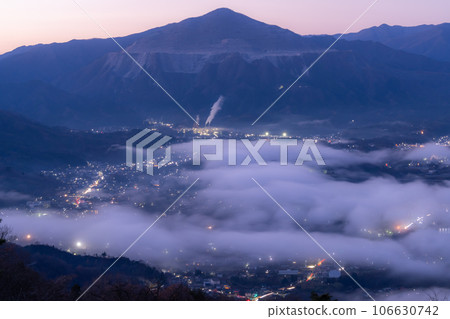 "Saitama Prefecture" Chichibu's sea of clouds night view, fantastic scenery 106630742