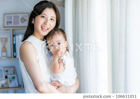 一位抱著嬰兒的母親 106631851