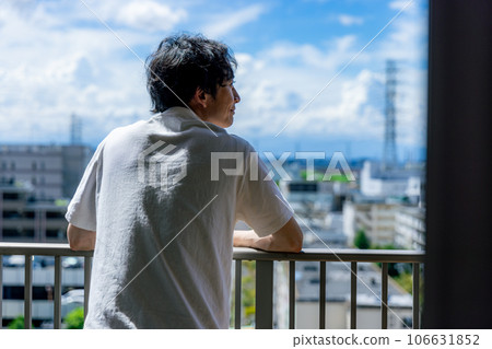 陽台上的中年男子 106631852