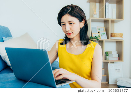 觀看一台計算機的婦女在屋子裡 106631877