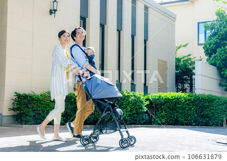 中年夫婦帶著孩子散步 106631879