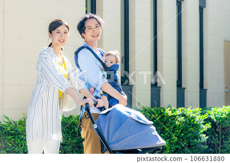 中年夫婦帶著孩子散步 106631880