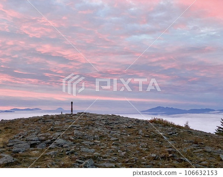 雲海和富士山在晨曦中 106632153
