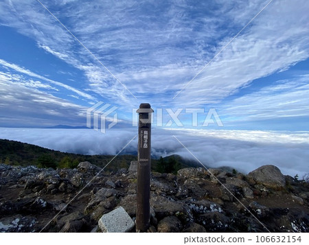 早晨從峨眉嶽山頂看到的雲海 早晨從峨眉嶽山頂看到的雲海 106632154