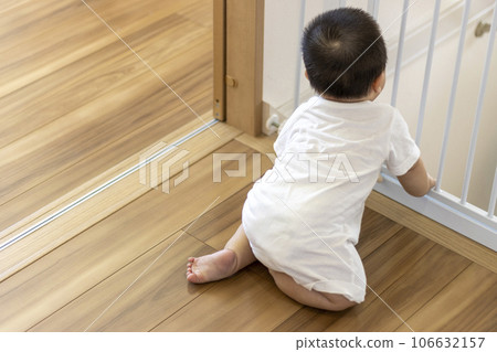 Baby's back view and baby gate (boy, 0 years old, 9 months old, Japanese) Baby's back view and baby gate (boy, 0 years old, 9 months old, Japanese) 106632157