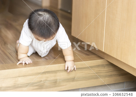 Baby and entrance step (boy, 0 years old, 9 months old, Japanese) Baby and entrance step (boy, 0 years old, 9 months old, Japanese) 106632548