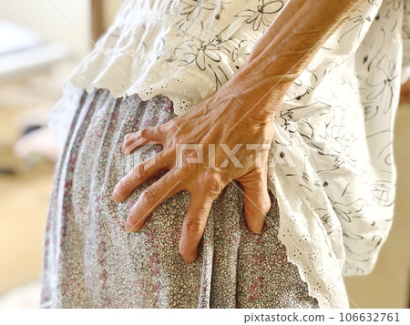 Elderly woman's hand holding her butt 106632761