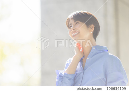 一個女人帶著微笑 106634109