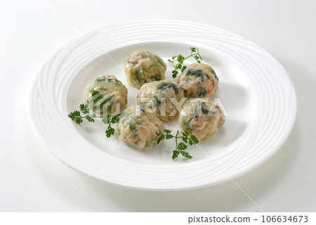 Delicious Chinese wrapped steamed dishes, seafood wrapped steamed dishes, wrapped steamed dishes served on a stylish white plate 106634673