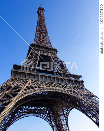 塞納河耶拿橋上的埃菲爾鐵塔(法國巴黎) 塞納河耶拿橋上的埃菲爾鐵塔(法國巴黎) 106637500