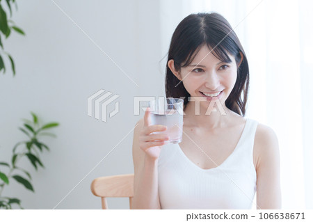一個女人喝水 106638671
