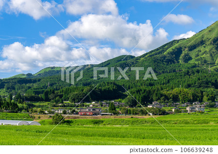 以阿蘇群山為背景的海賊王觀光列車“陽光列車”（下田城站） 南阿蘇鐵道（全線開通） 106639248