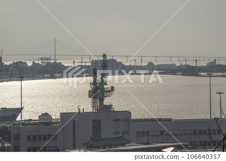 Incheon Port bathed in the setting sun 106640357